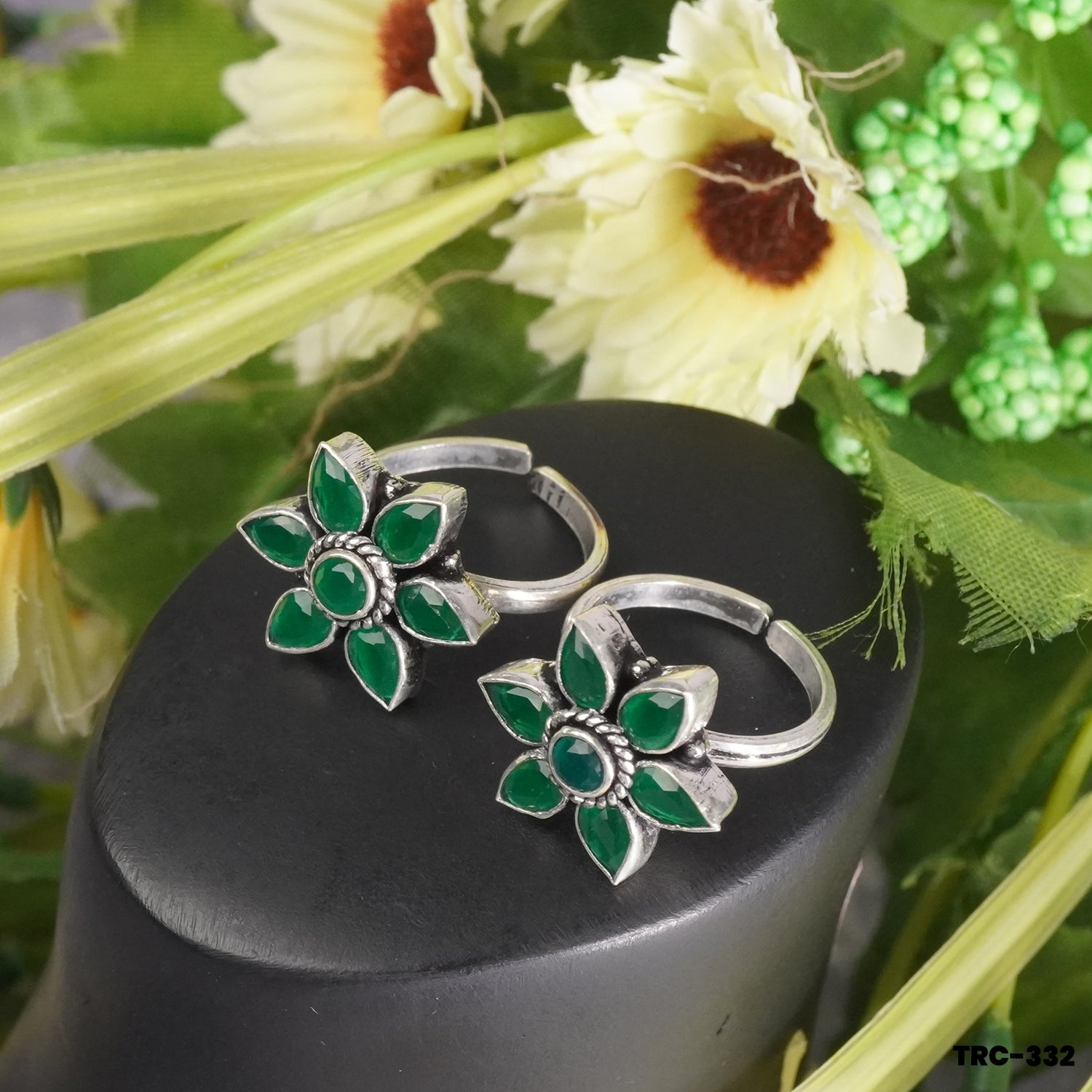 Sterling Silver Toe Ring Design With Green Stones In Flower Shape