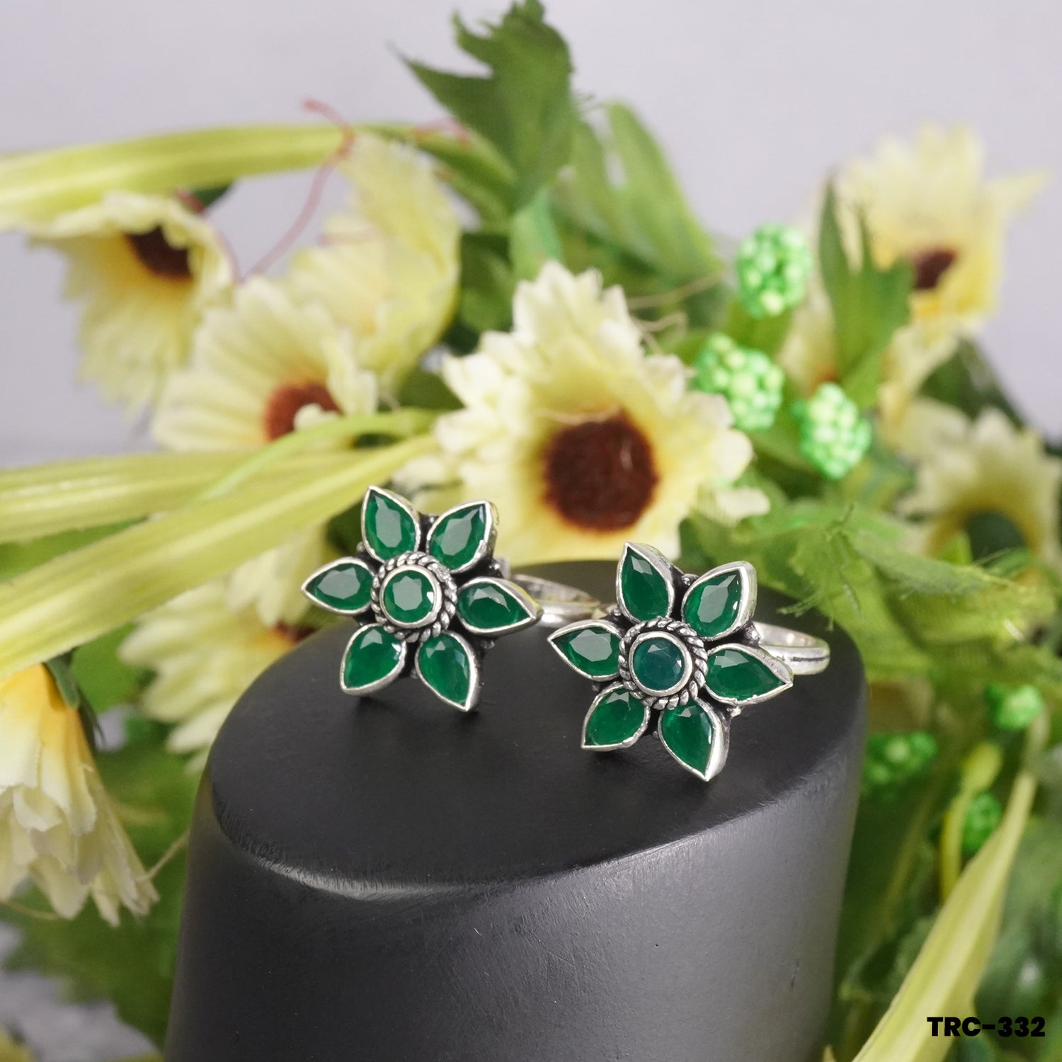 Sterling Silver Toe Ring Design With Green Stones In Flower Shape